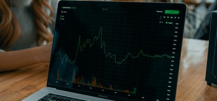 EU-Omnibus-Richtlinie: Deregulierung oder Entbürokratisierung? Bild von einem Computer mit einem grünen Graphen